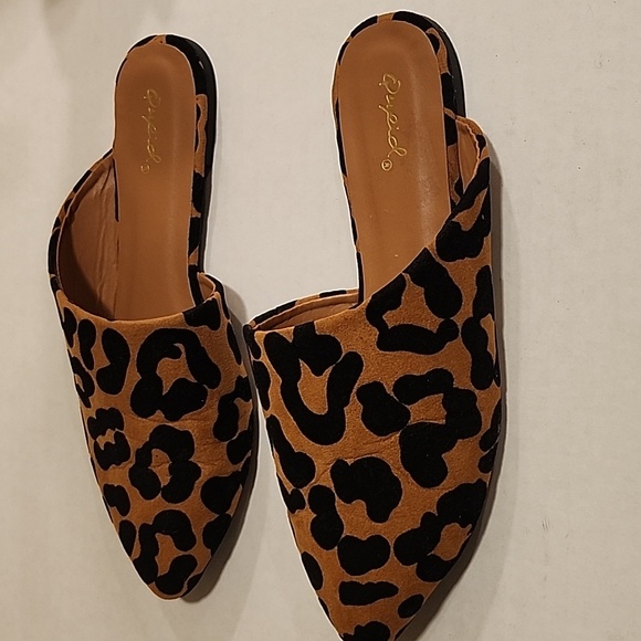 QUPID Cheetah Asymmetrical Slip On  Mule Flat Loafers Size 6.5 - Picture 3 of 6